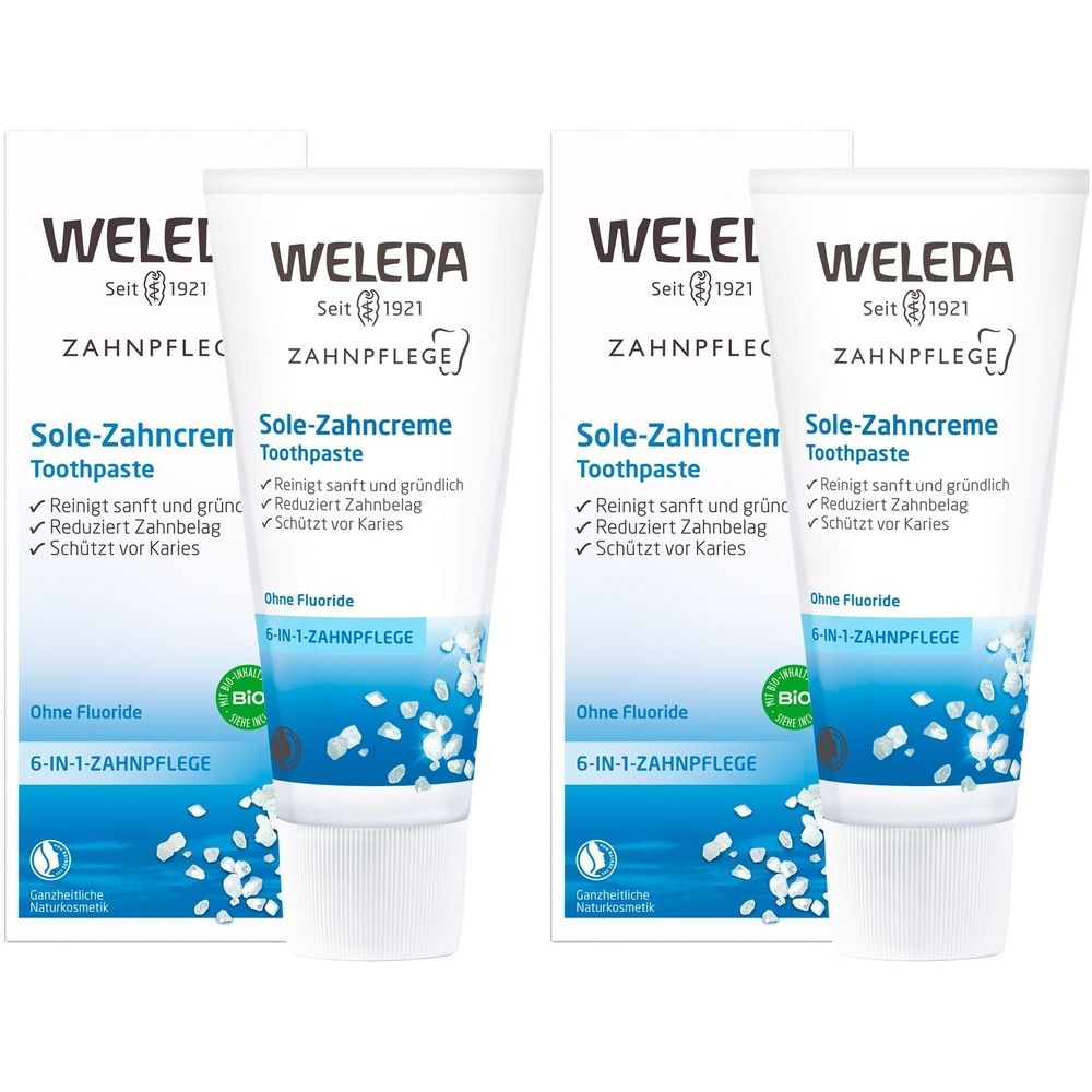Zahnpasta-Tuben und Verpackungen. Aufschrift: Weleda, Sole-Zahncreme, 6-in-1-Zahnpflege, ohne Fluoride.