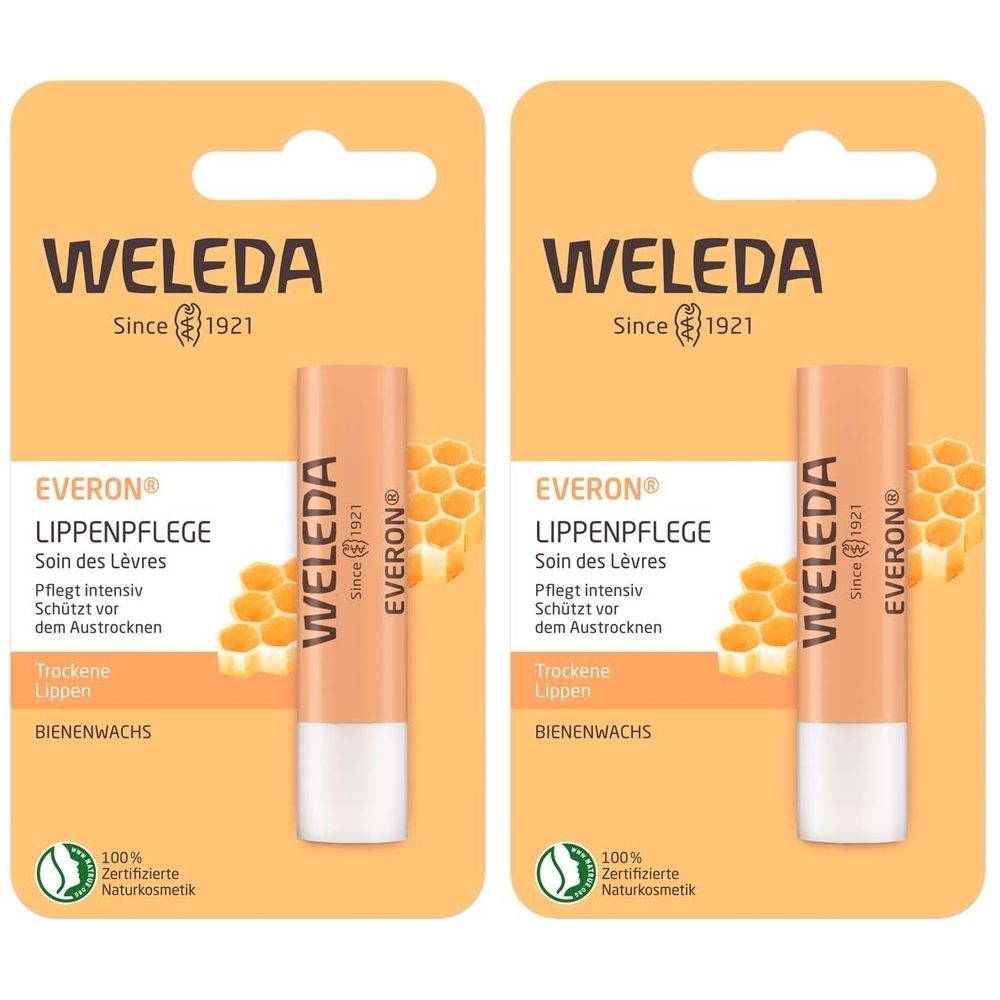 Zwei Lippenpflegestifte in Blisterverpackung. Aufdruck: Weleda, Everon Lippenpflege, Bienenwachs, zertifizierte Naturkosmetik.