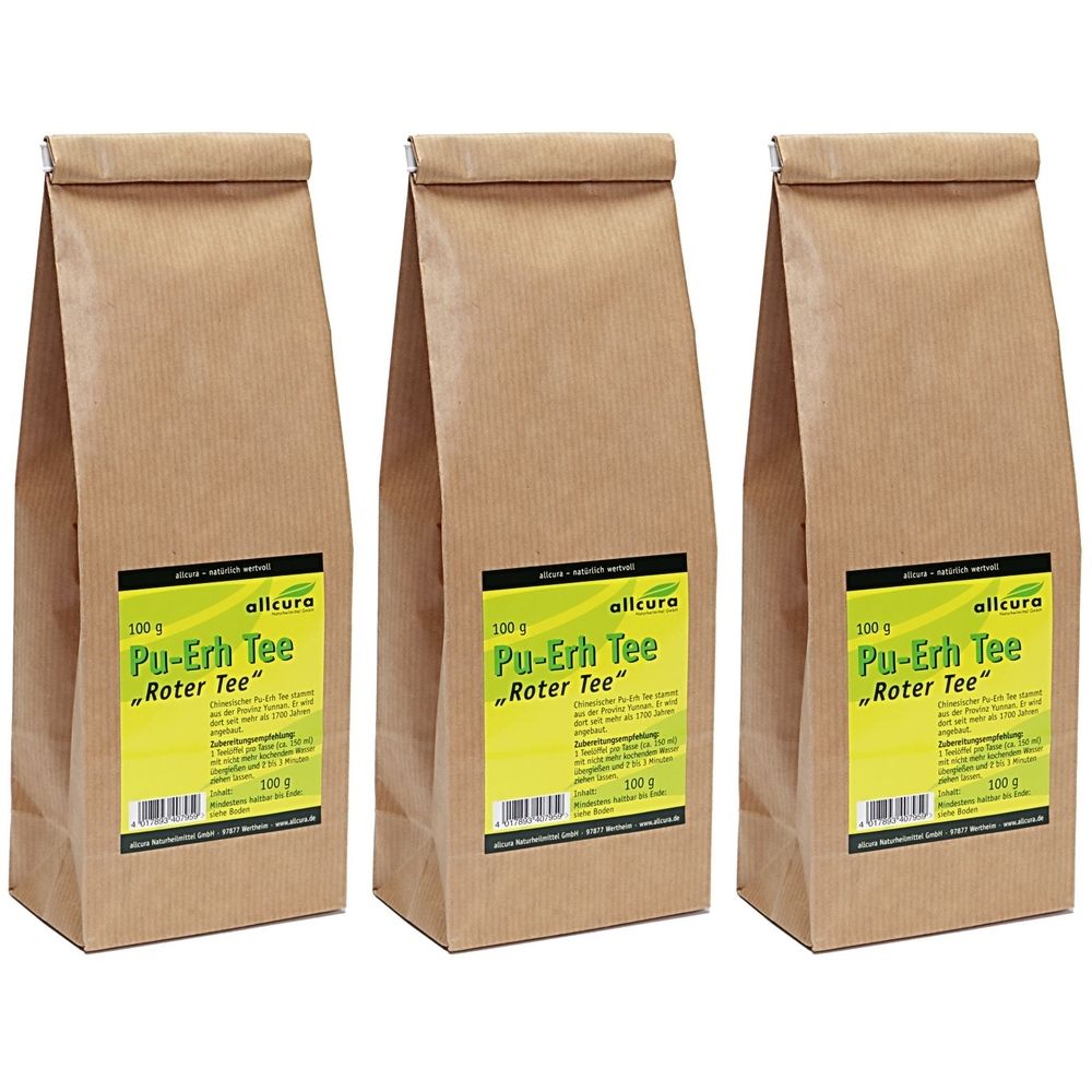 Drei Beutel allcura Pu-Erh Roter Tee. Braune Papierbeutel mit grünem Etikett. Aufschrift: Pu-Erh Tee, 100 g.
