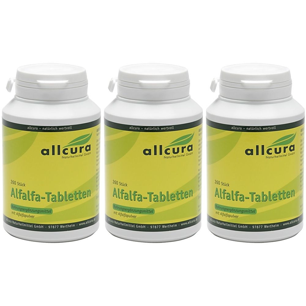 Drei weiße Flaschen mit Deckel. Auf den Etiketten steht "allcura Alfalfa-Tabletten". Jede Flasche enthält 250 Stück.