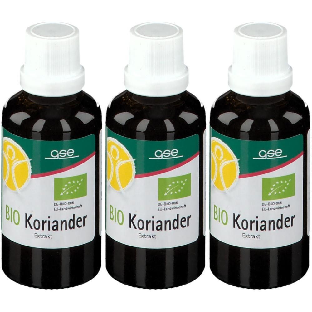 Drei braune Glasflaschen mit weißem Verschluss. Auf den Etiketten steht BIO Koriander Extrakt, gse und ein Bio-Siegel.