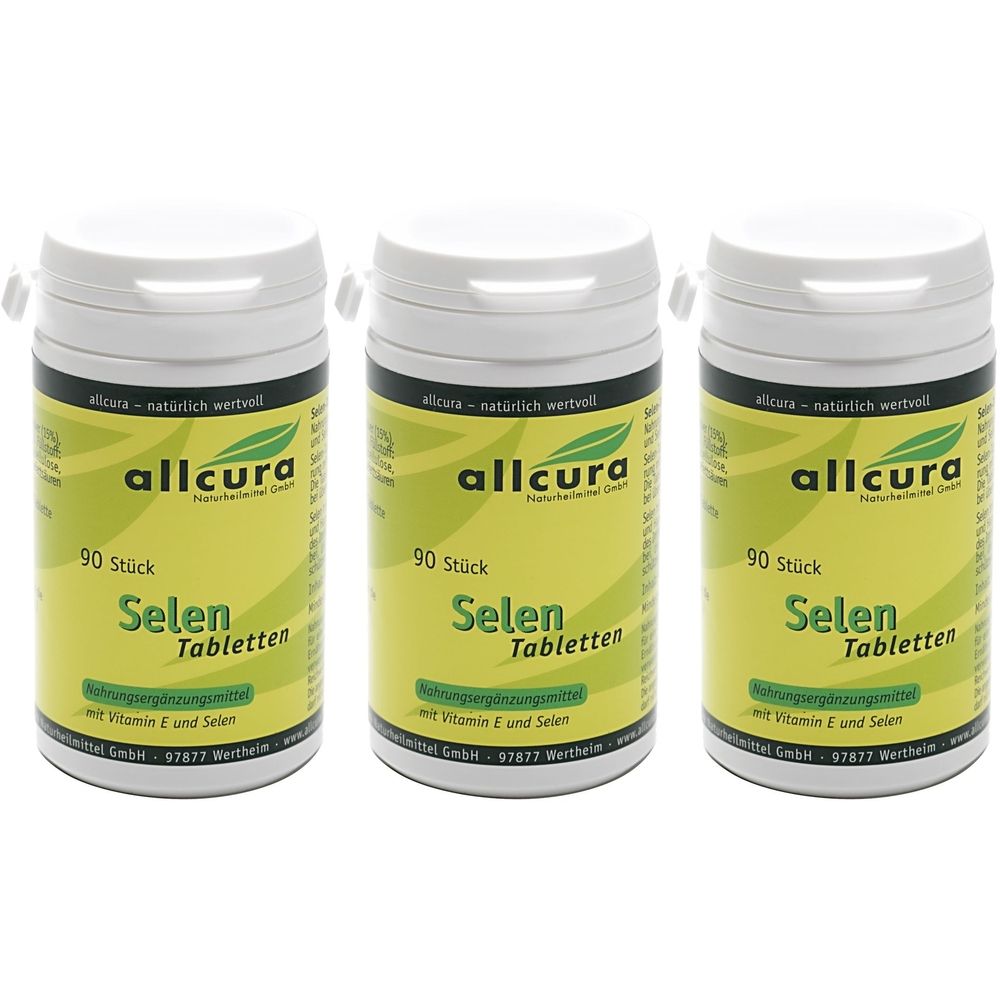Drei weiße Kunststoffdosen mit gelben Etiketten. Auf den Etiketten steht "allcura Selen Tabletten" und "90 Stück".