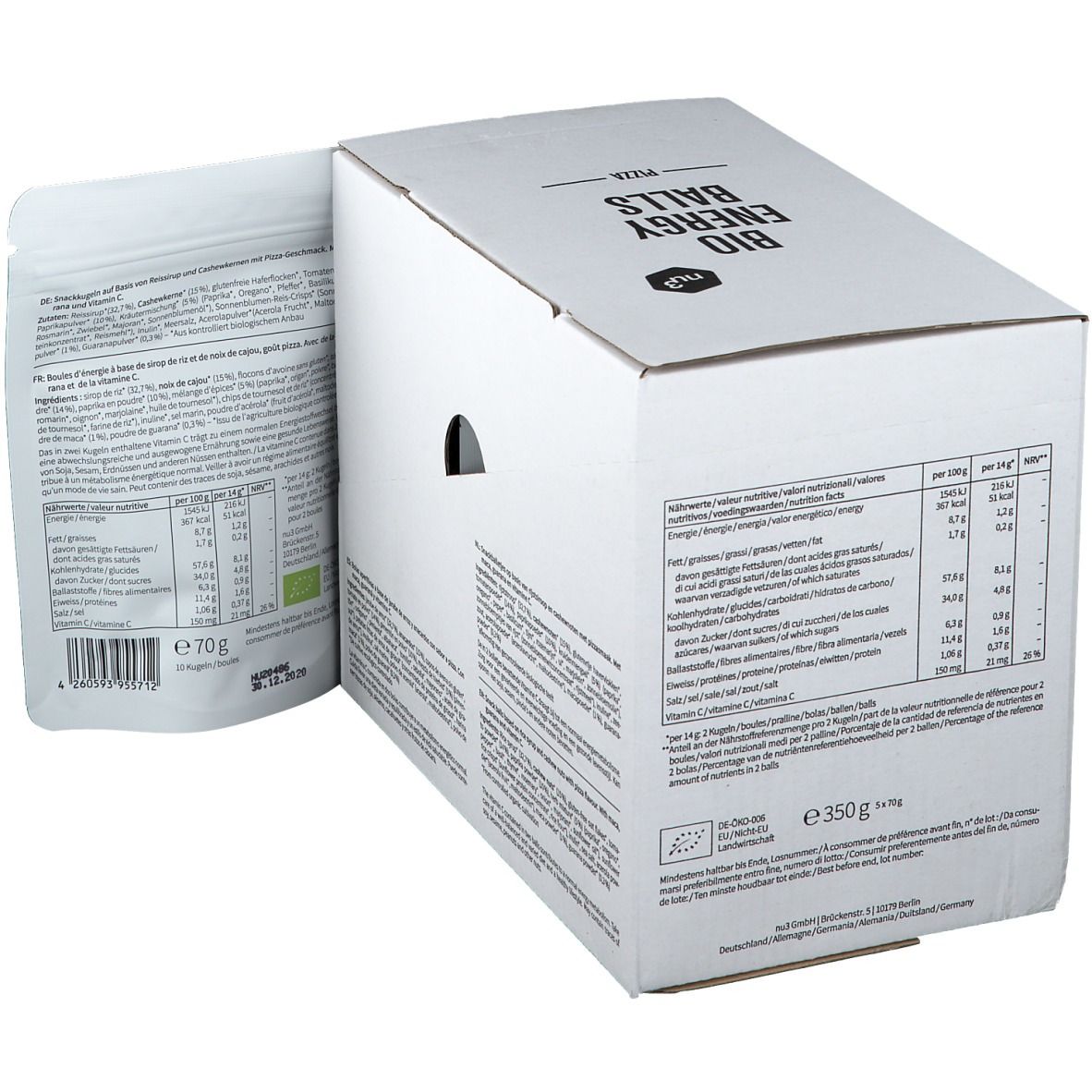 Weiße Verpackung mit Aufdruck "BIO ENERGY BALLS Pizza". Auf der Rückseite sind Informationen und Nährwertangaben abgebildet. Eine Tüte mit Produktinformationen.