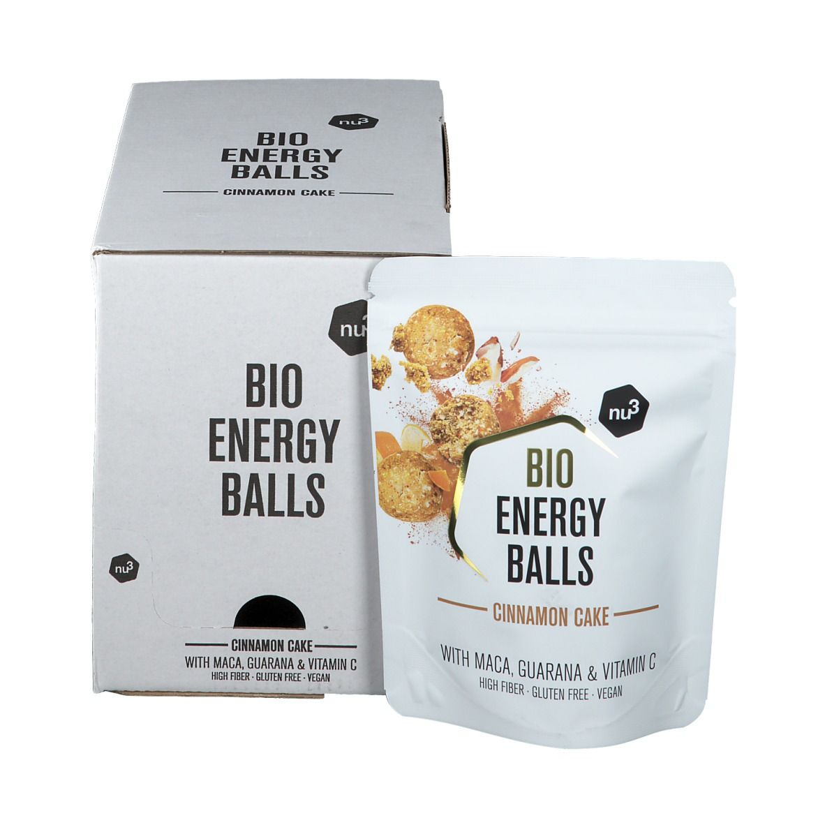 Produktverpackung mit "BIO ENERGY BALLS Cinnamon Cake". Aufdrucke mit Produktnamen, Zutaten und Logo. Weiße Verpackung mit Produktabbildung.
