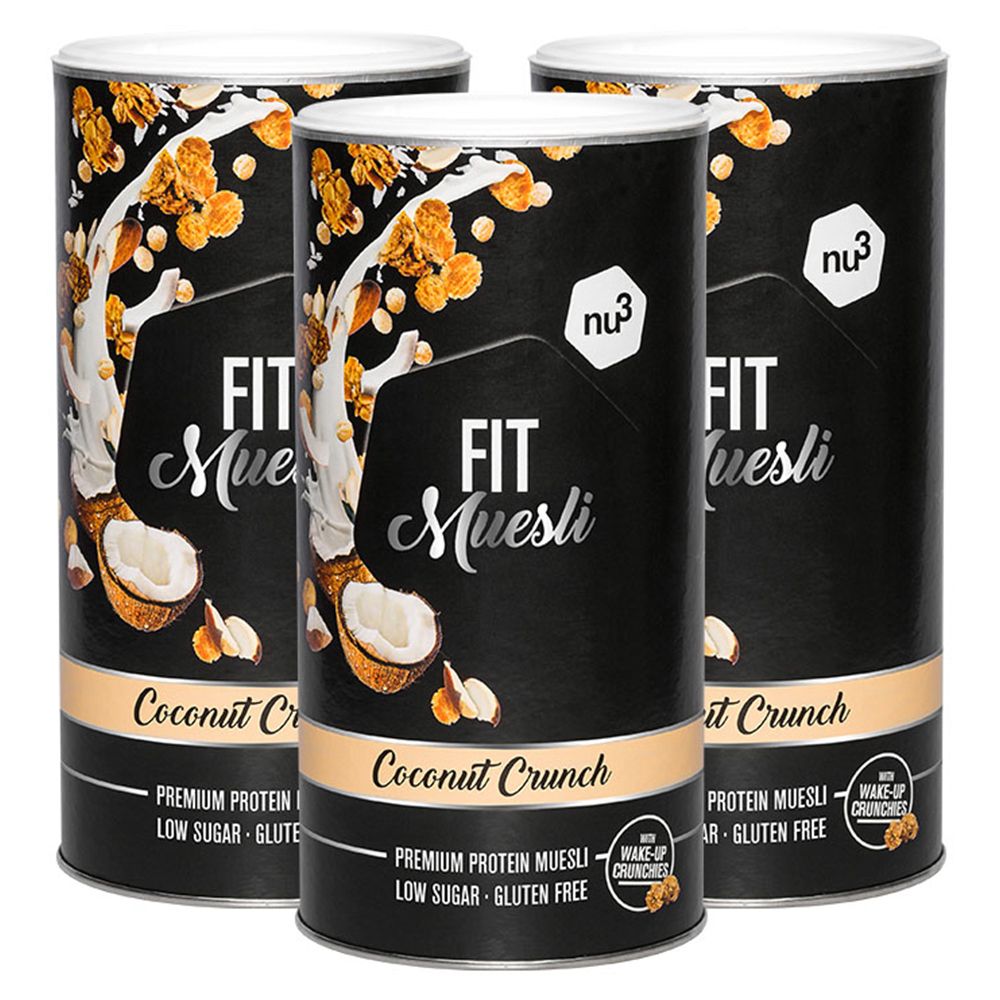 Drei Dosen nu3 Fit Protein Müsli, Coconut Crunch. Schwarze Dosen mit weißem Deckel. Aufschrift: Fit Müsli, Coconut Crunch, Premium Protein Müsli.