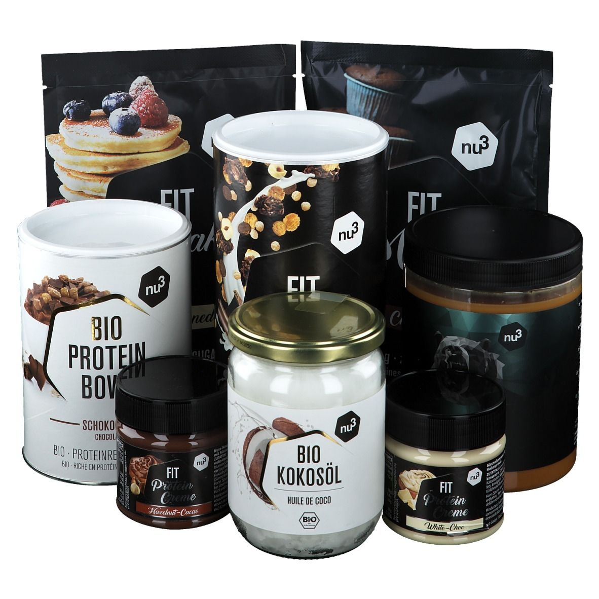 Verschiedene nu3 Produkte: Protein Bowl, Kokosöl, Erdnussbutter, Protein Creme, Pancakes und Muffins. Verpackungen in Schwarz und Weiß.
