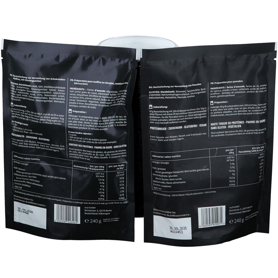 Zwei schwarze nu3 Pancake-Verpackungen. Rückseite mit Text und Nährwertangaben. EAN-Code und Mindesthaltbarkeitsdatum.