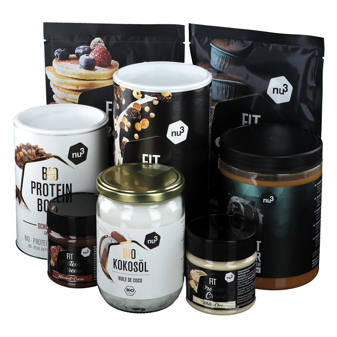 Verschiedene nu3 Produkte: Protein Bowl, Kokosöl, Erdnussbutter, Protein Creme, Pancakes und Muffins. Verpackungen in Schwarz und Weiß.