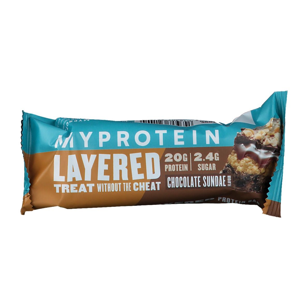 Riegel in Verpackung. Aufschrift: MYPROTEIN LAYERED, 20g Protein, 2.4g Zucker, Chocolate Sundae. Teilweise geöffnet.