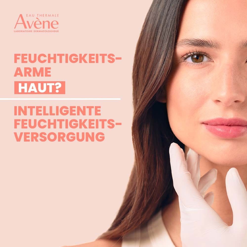Frau berührt ihr Gesicht. Hintergrund: Text über feuchtigkeitsarme Haut und intelligente Feuchtigkeitspflege.