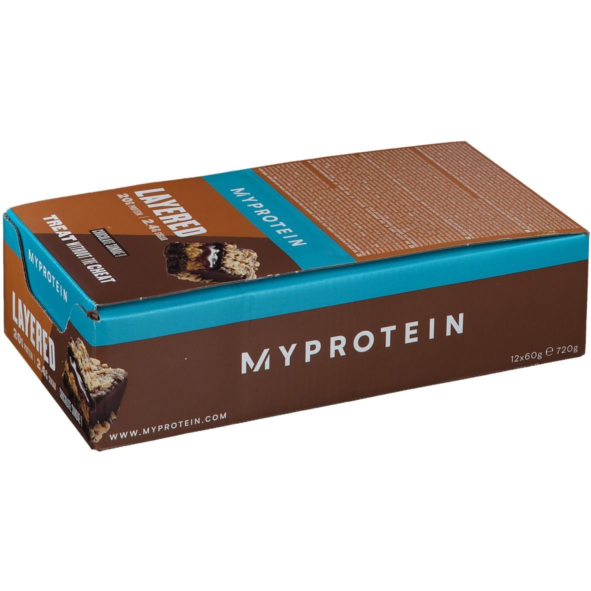 Verpackung mit Proteinriegeln. Aufschrift: MYPROTEIN LAYERED, 20g Protein, 2,4g Zucker, Chocolate Sundae. Braune und blaue Verpackung.