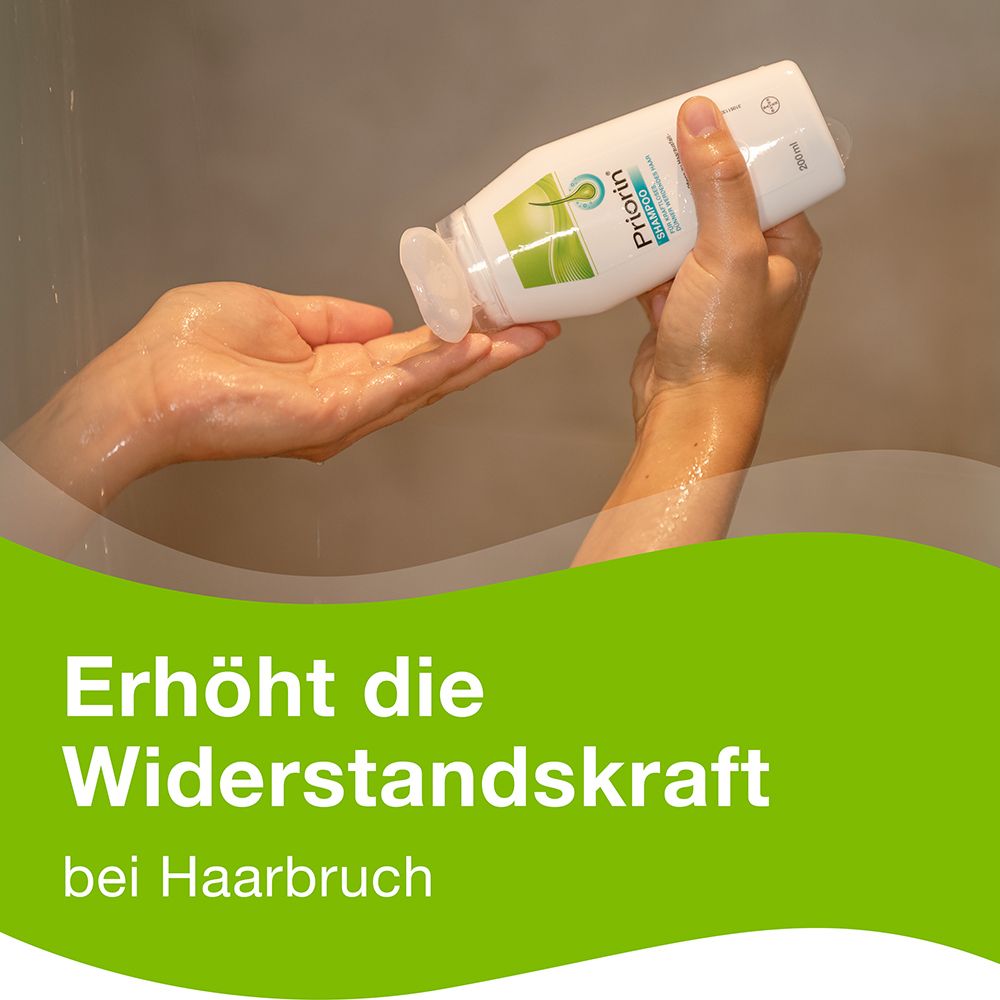Hände halten Shampoo-Flasche. Text: Erhöht die Widerstandskraft bei Haarbruch.