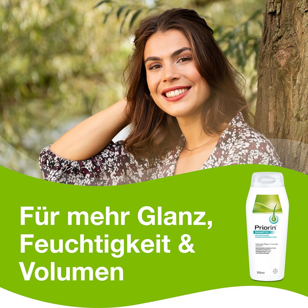Frau lächelt. Shampoo-Flasche. Text: Für mehr Glanz, Feuchtigkeit & Volumen.