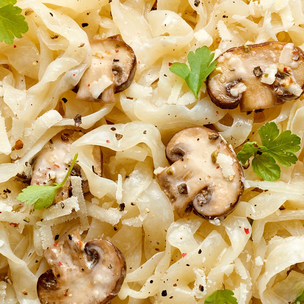 Nahaufnahme von gekochten nu3 Fit Konjak-Tagliatelle mit Pilzen und Petersilie.