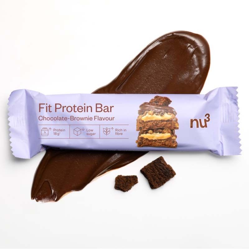 Ein nu3 Fit Protein Riegel in Schokolade-Brownie-Geschmack mit Schokoladensauce.