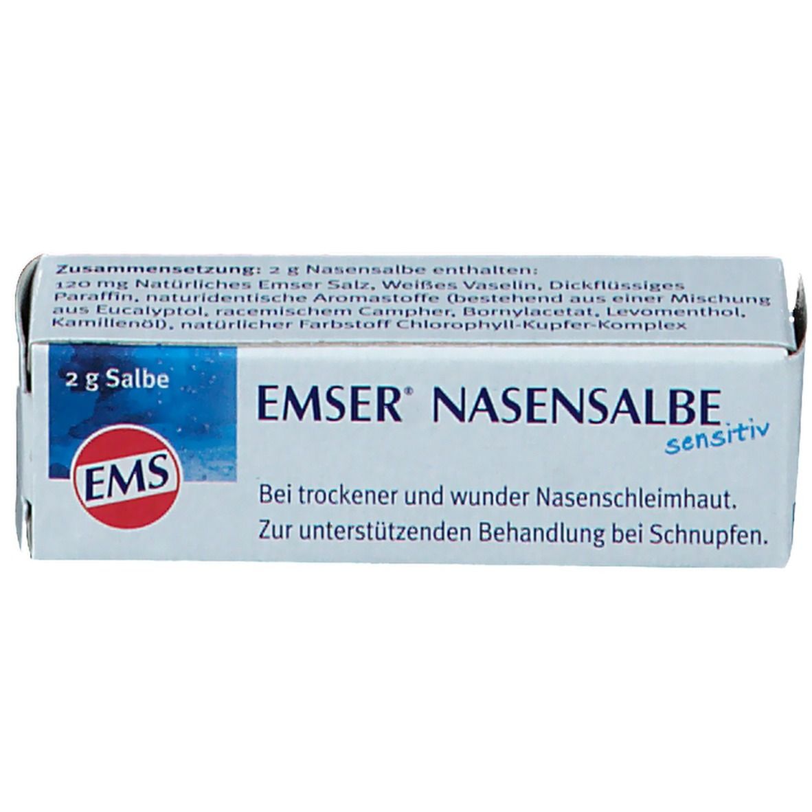 Karton mit Nasensalbe. Aufschrift: EMSER Nasensalbe sensitiv. Enthält 2 g Salbe. Text: Bei trockener und wunder Nasenschleimhaut. Zur unterstützenden Behandlung bei Schnupfen.