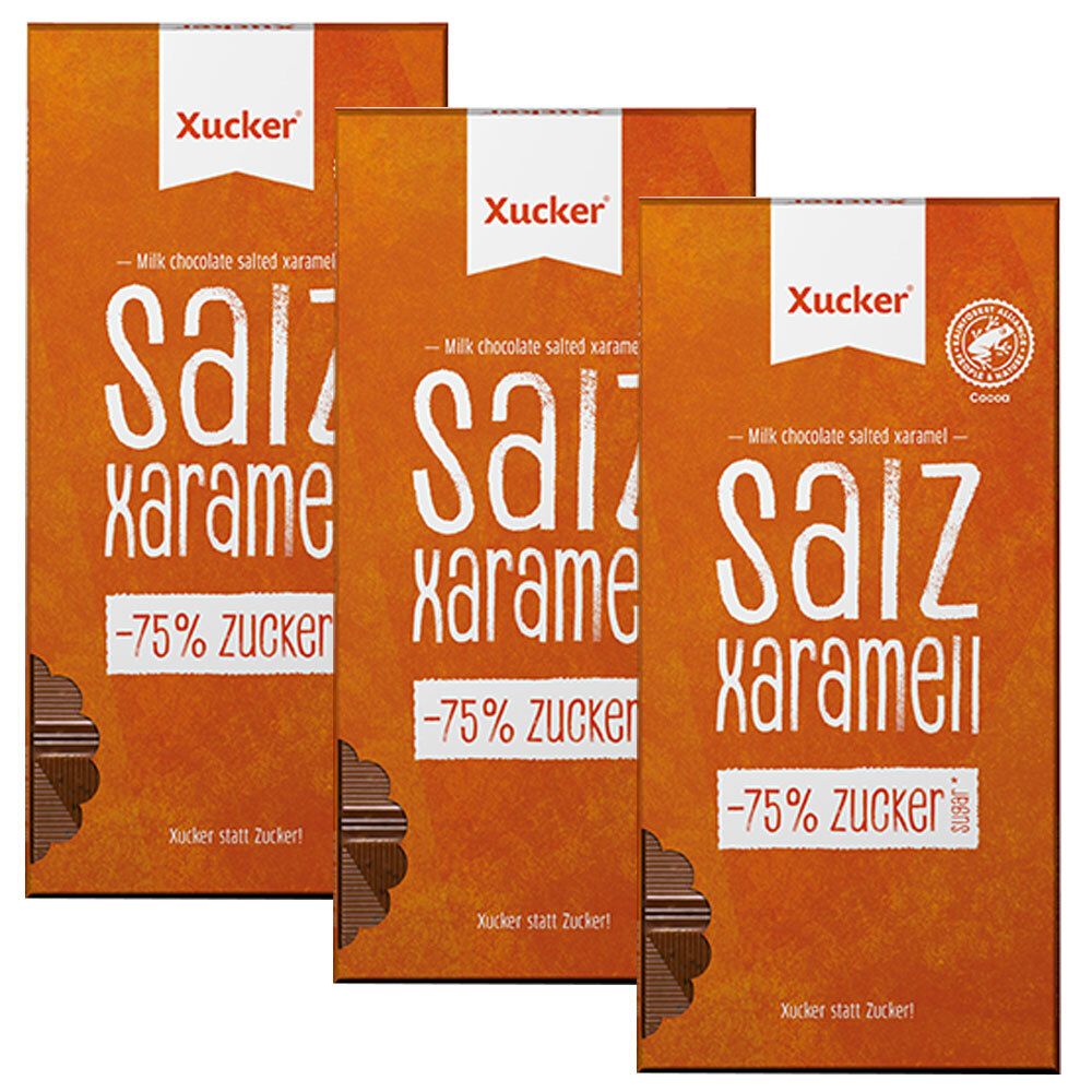 Drei Schokoladenverpackungen mit "Xucker"-Logo, "Salz Xaramell" und "-75% Zucker" Schriftzug. Orangefarbener Hintergrund.