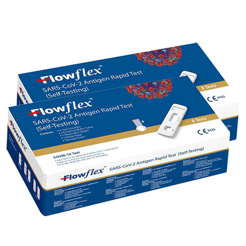 Zwei Schachteln Flowflex SARS-CoV-2 Antigen Rapid Test. Aufschrift: 5 Tests, CE-Kennzeichnung. Enthält Testkassetten und Zubehör.