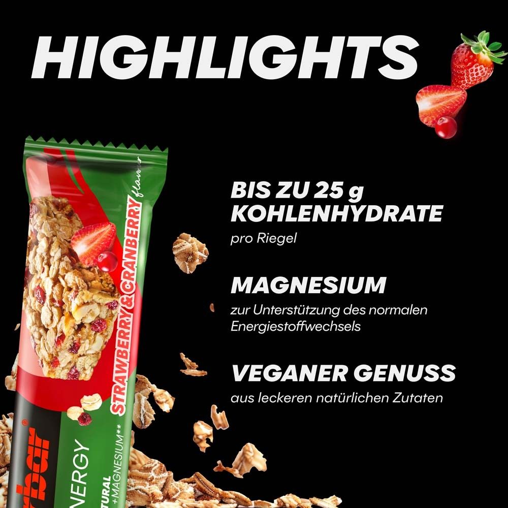 PowerBar Natural Energy Riegel, Erdbeer-Cranberry. Schwarzer Hintergrund. Text: Bis zu 25g Kohlenhydrate, Magnesium, Veganer Genuss.