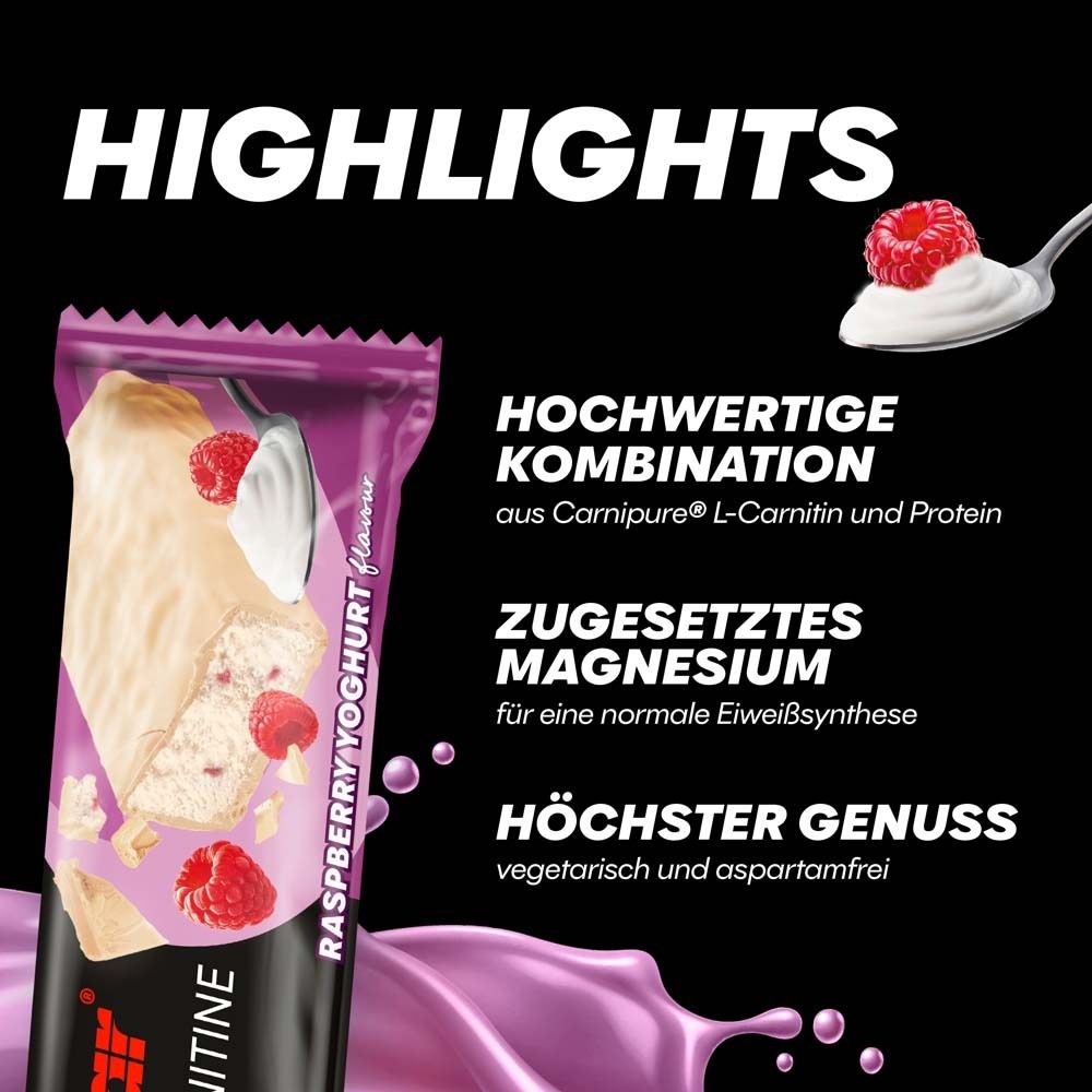 Proteinriegel und Text auf schwarzem Hintergrund. Aufschrift Powerbar, Protein+L-Carnitin, Himbeer-Joghurt. Text: Hochwertige Kombination, Magnesium, Genuss.
