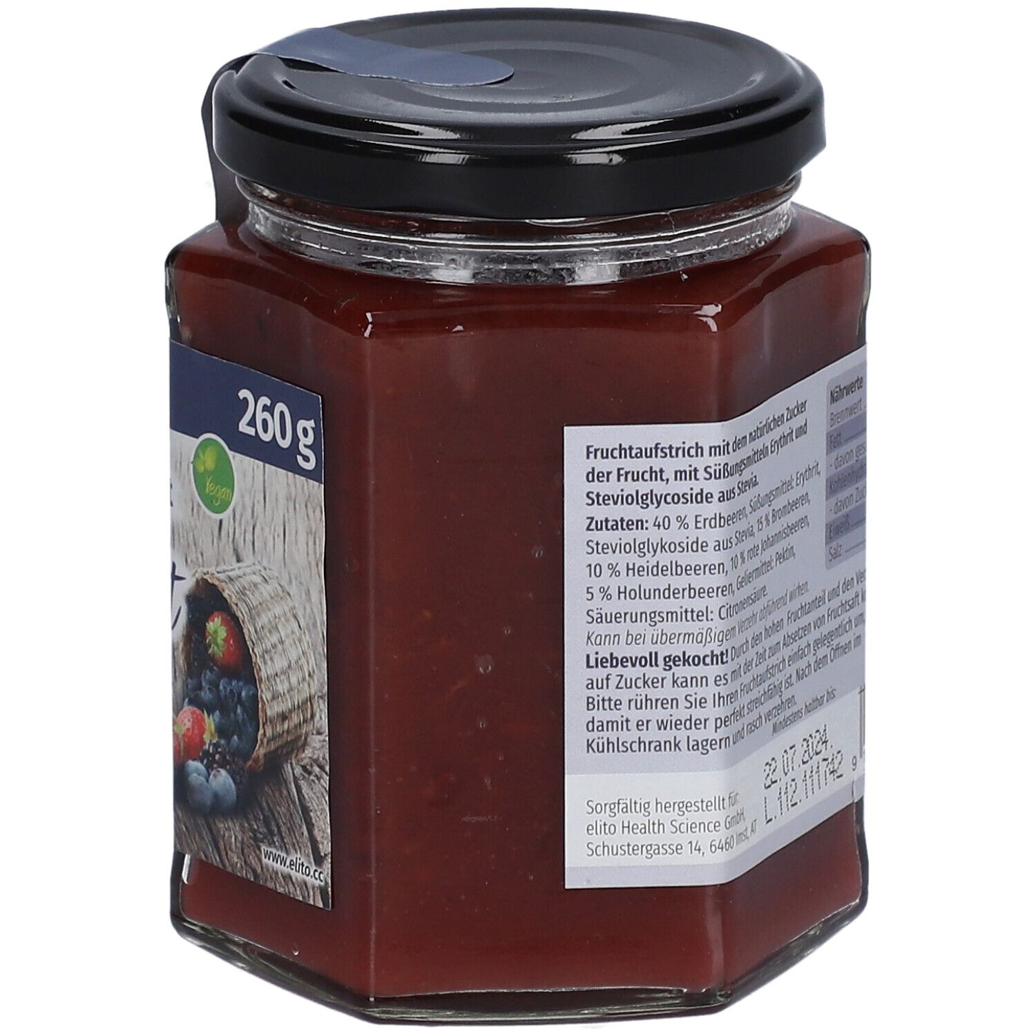 Glas mit Waldfrüchte-Aufstrich. Etikett mit 80% Frucht, ohne Zuckerzusatz, Sukrin-Logo und Früchte-Illustration.