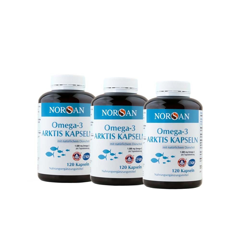 Drei braune Flaschen mit weißen Deckeln. Auf den Etiketten steht "NORSAN Omega-3 Arktis Kapseln". Jede Flasche enthält 120 Kapseln.