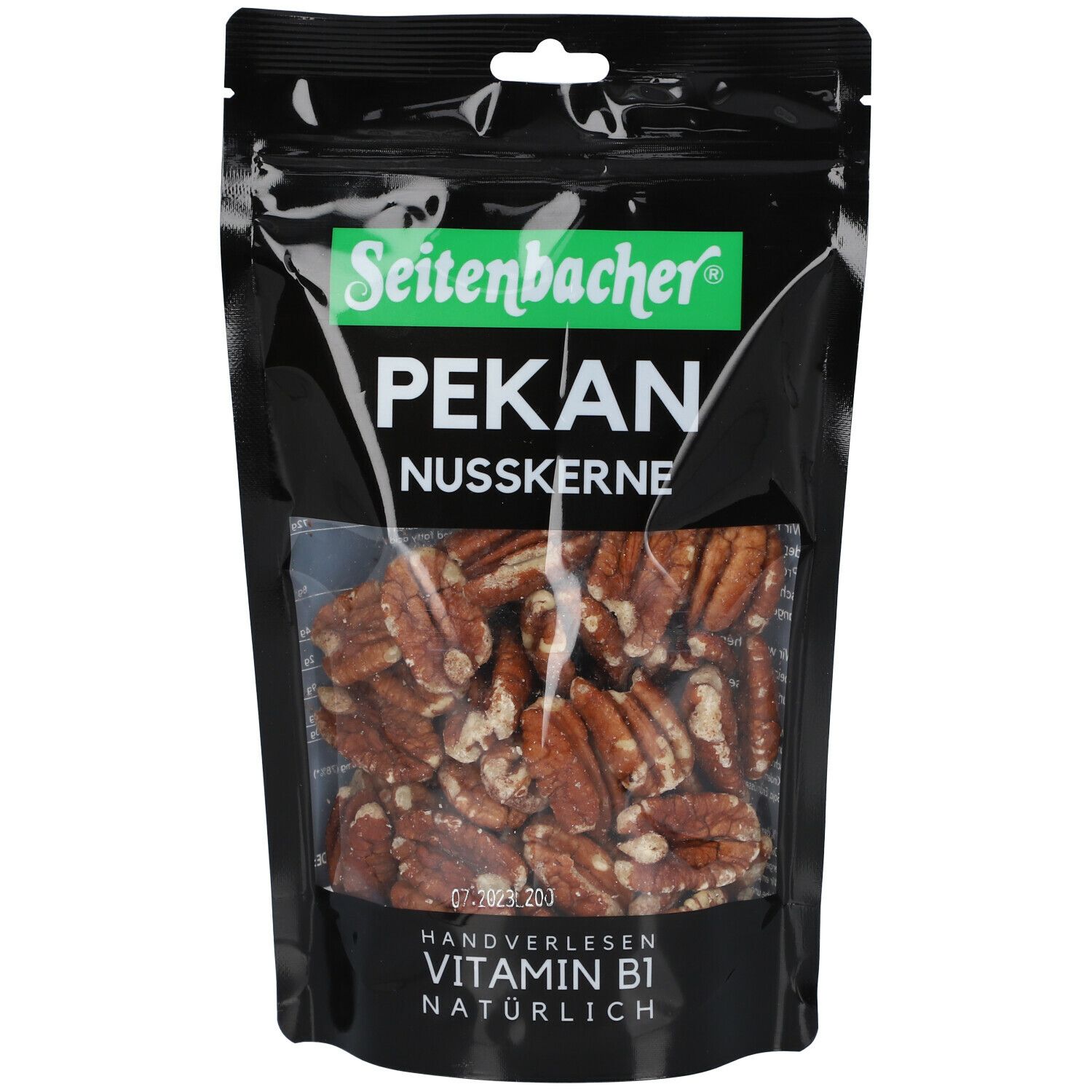 Schwarze Tüte mit Pekannusskernen. Sichtbares Fenster mit Nüssen. Seitenbacher-Logo und Text: PEKAN NUSSKERNE. Handverlesen, Vitamin B1.