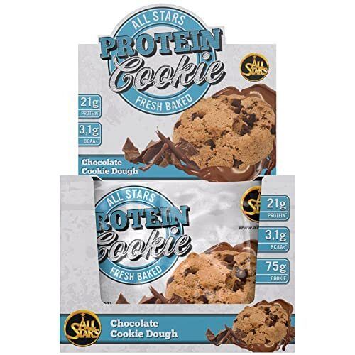 Zwei Verpackungen mit All Stars® PROTEIN Cookies. Blaue und weiße Verpackung mit Cookie-Abbildung.