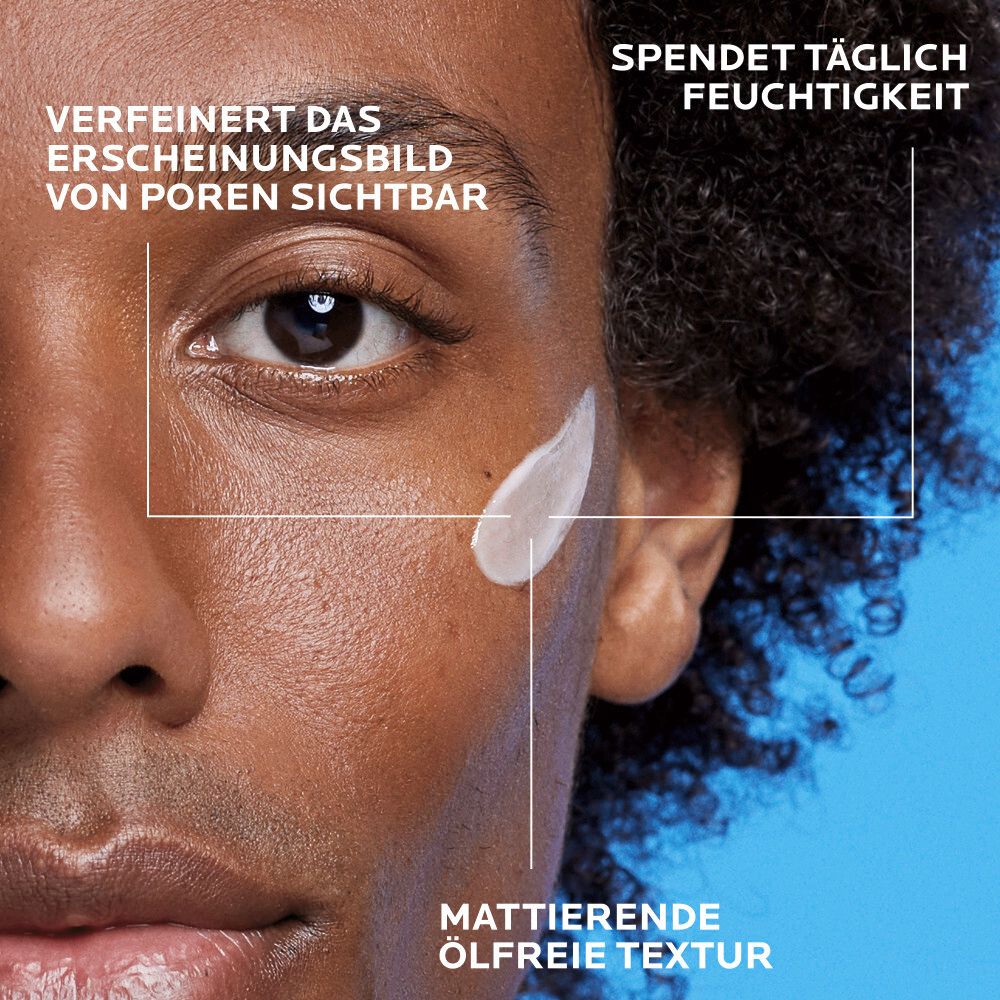 Nahaufnahme eines Gesichts. Auf der Haut wird EFFACLAR MAT+ aufgetragen. Text: Verfeinert das Erscheinungsbild von Poren sichtbar. Mattierende, ölfreie Textur.