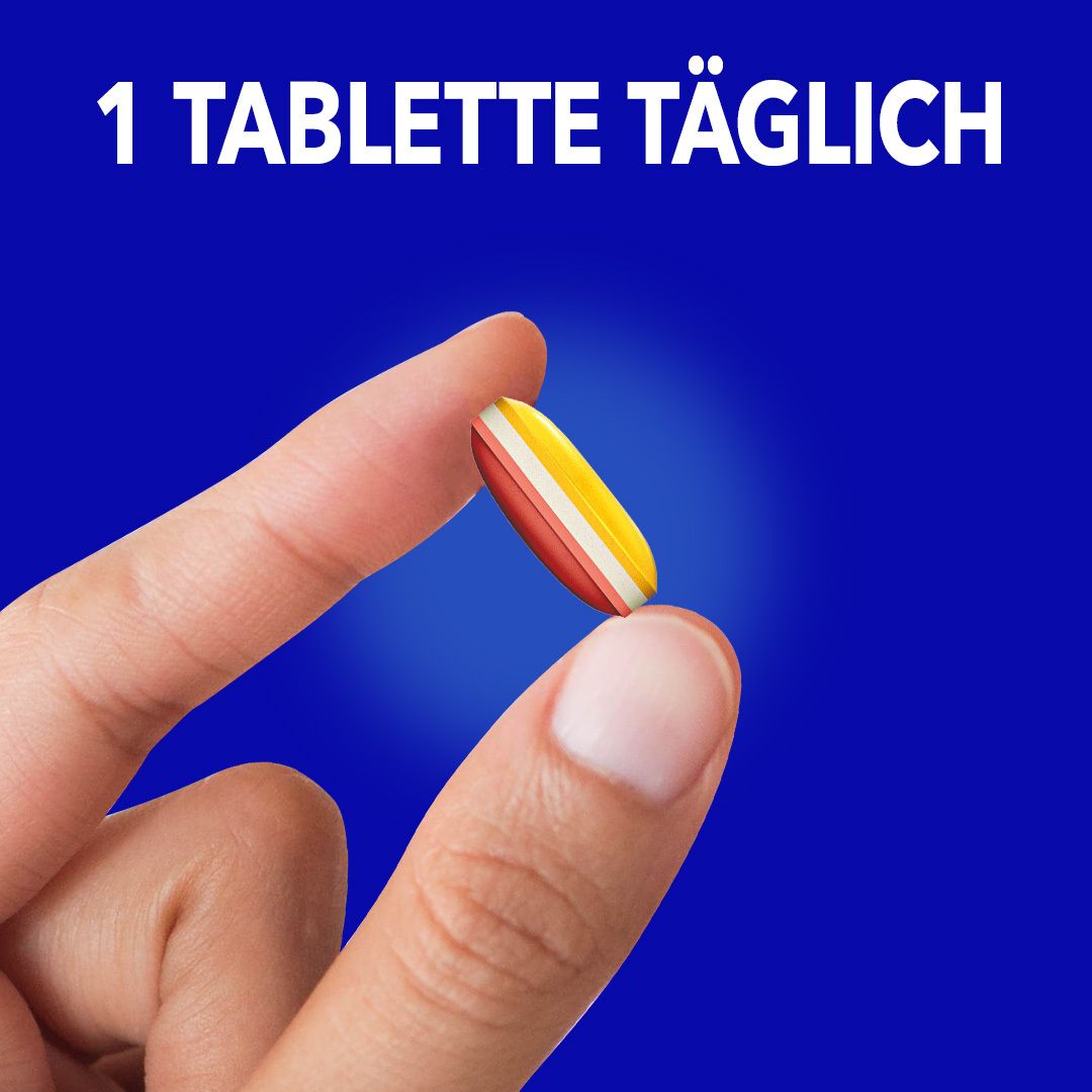Eine Tablette wird zwischen zwei Fingern gehalten. Die Tablette ist rot, gelb und weiß. Text: 1 Tablette täglich.