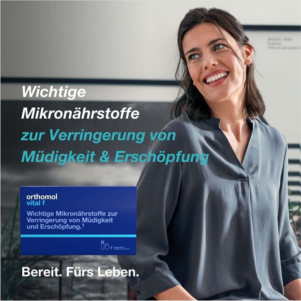 Frau lächelt. Im Hintergrund: blaue Schachtel mit Aufschrift Orthomol vital f. Text: Wichtige Mikronährstoffe für Frauen.
