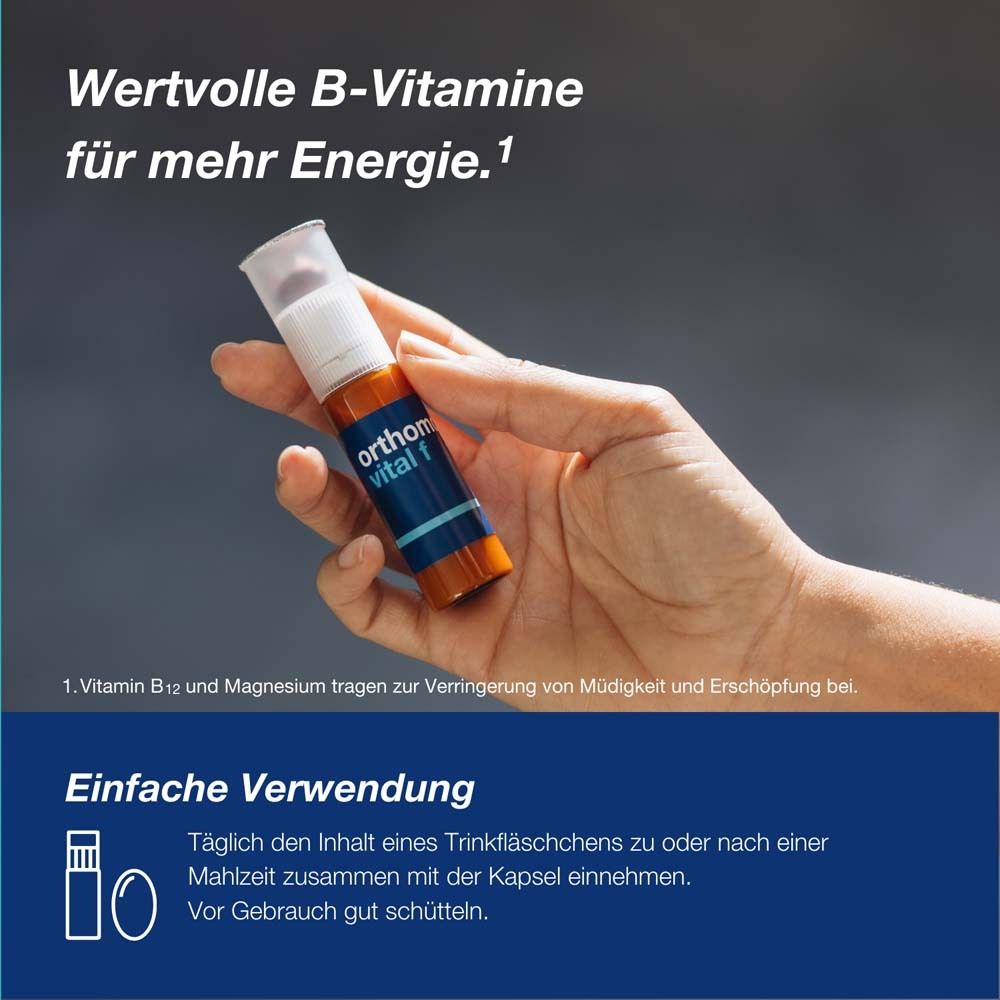 Hand hält Trinkampulle. Aufschrift: Orthomol vital f. Text: Wertvolle B-Vitamine für mehr Energie. Einfache Verwendung.