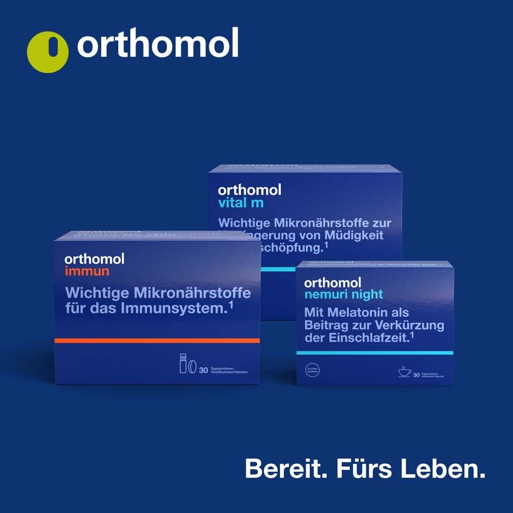 Drei blaue Schachteln. Aufschrift: Orthomol. Produkte: vital f, vital m, Immun, nemuri night. Bereit. Fürs Leben.