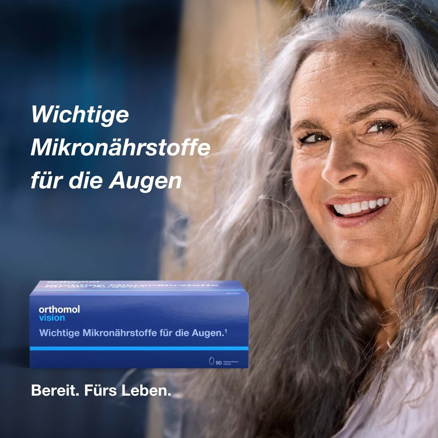 Frau mit grauen Haaren lächelt. Blaue Box Orthomol Vision. Wichtige Mikronährstoffe für die Augen. Bereit. Fürs Leben.