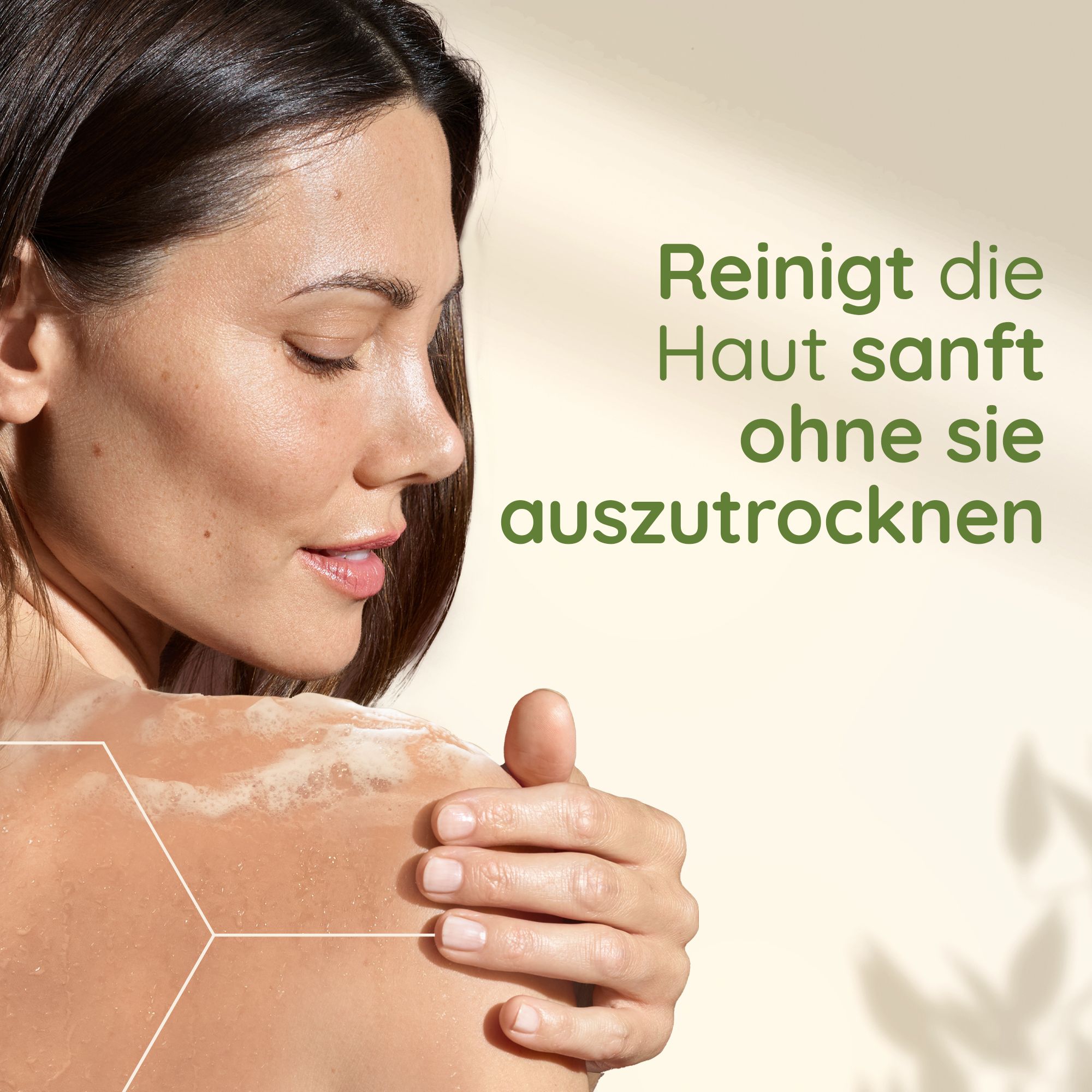 Frau reibt sich mit Produkt ein. Text: Reinigt die Haut sanft ohne sie auszutrocknen.