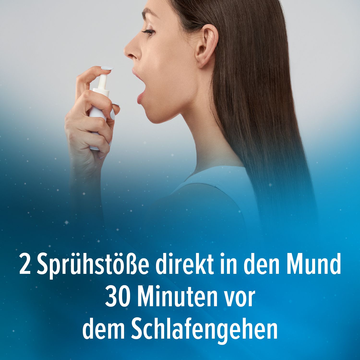 Frau sprüht in den Mund. Text: 2 Sprühstöße direkt in den Mund, 30 Minuten vor dem Schlafengehen.