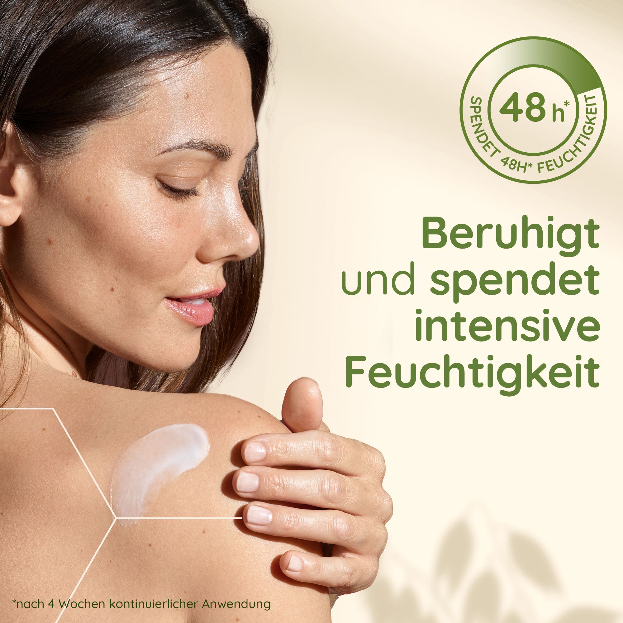 Frau trägt Lotion auf die Schulter auf. Text: Beruhigt und spendet intensive Feuchtigkeit. 48h Feuchtigkeit.