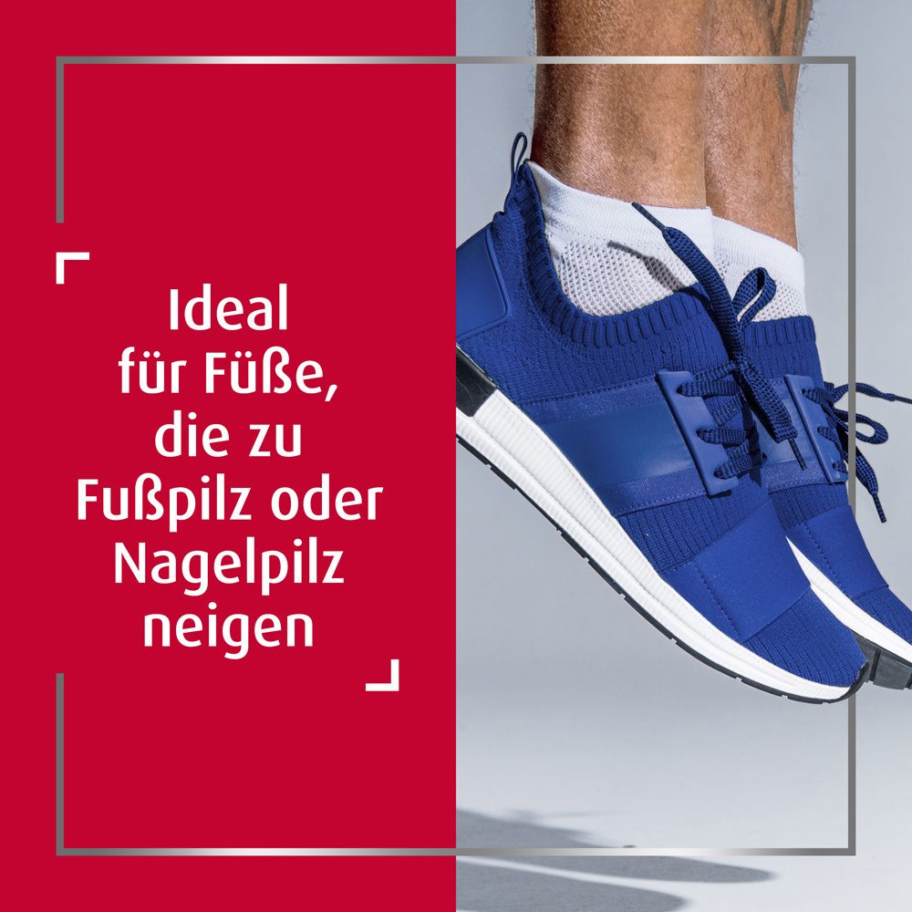 Blaue Sportschuhe mit weißen Socken. Text: Ideal für Füße, die zu Fußpilz oder Nagelpilz neigen.