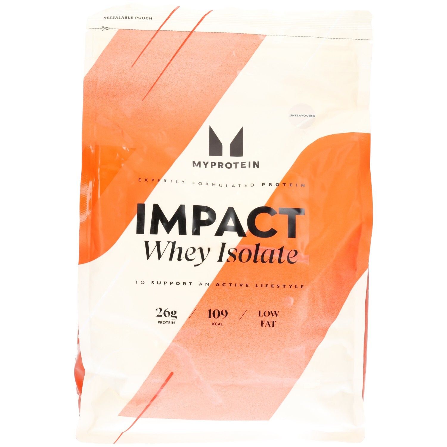 MyProtein Impact Whey Isolate Beutel, weiß mit orangefarbenen Wellen. Enthält 26g Protein, 109 kcal, wenig Fett.