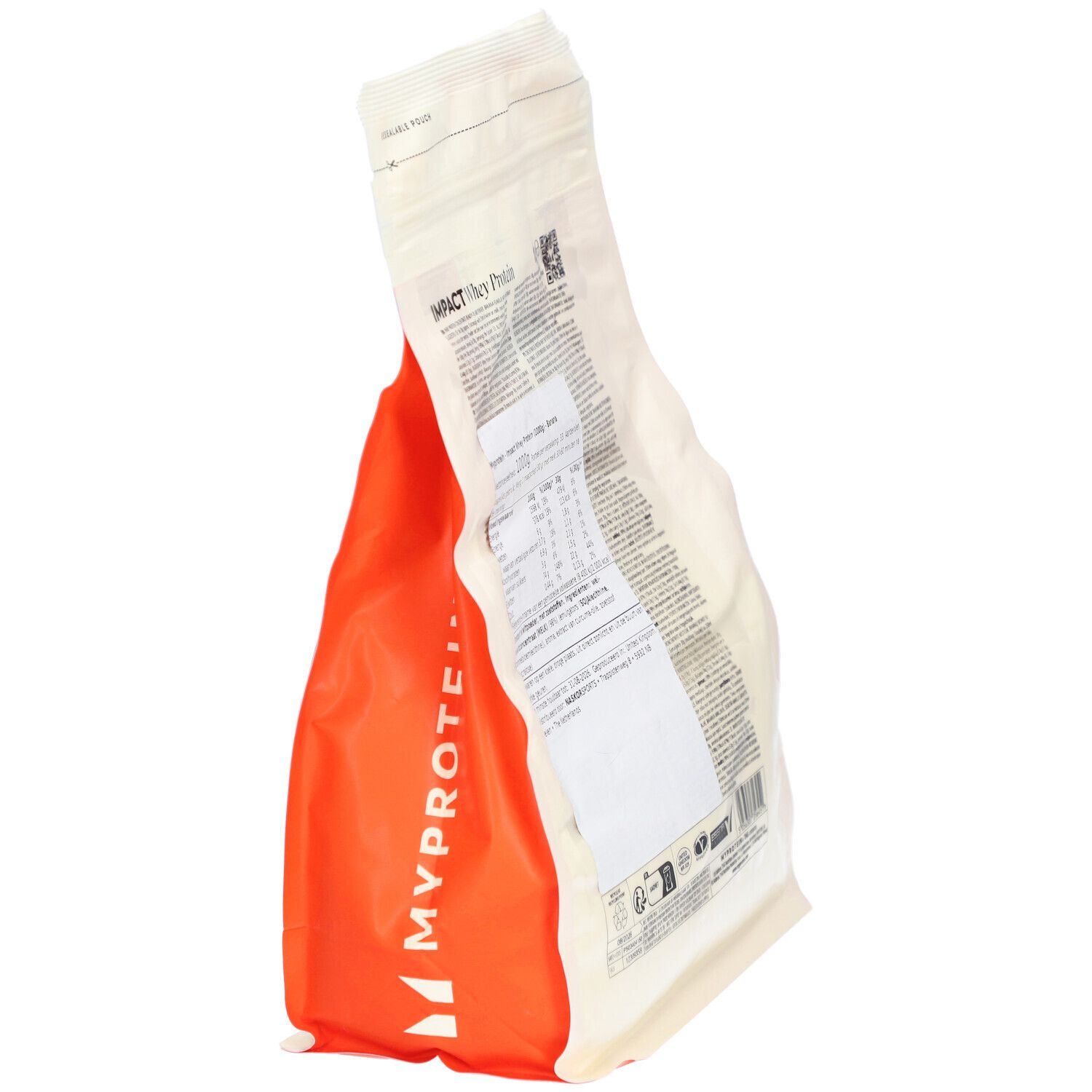 Beutel mit Myprotein Impact Whey Protein. Orange und weiß. Rückseite mit Text. Marke Myprotein.