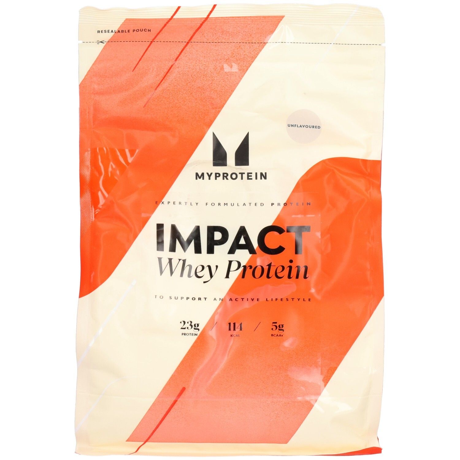 Beutel mit Myprotein Impact Whey Protein, unaromatisiert. Enthält 23g Protein, 114 Kalorien und 5g Fett. Weiß-orangefarbenes Design.