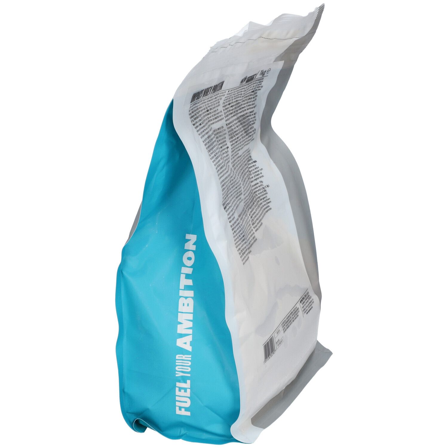 Schrägansicht der Myprotein Impact Whey Protein Verpackung. Weißer Beutel mit blauem Akzent und Text: FUEL YOUR AMBITION.