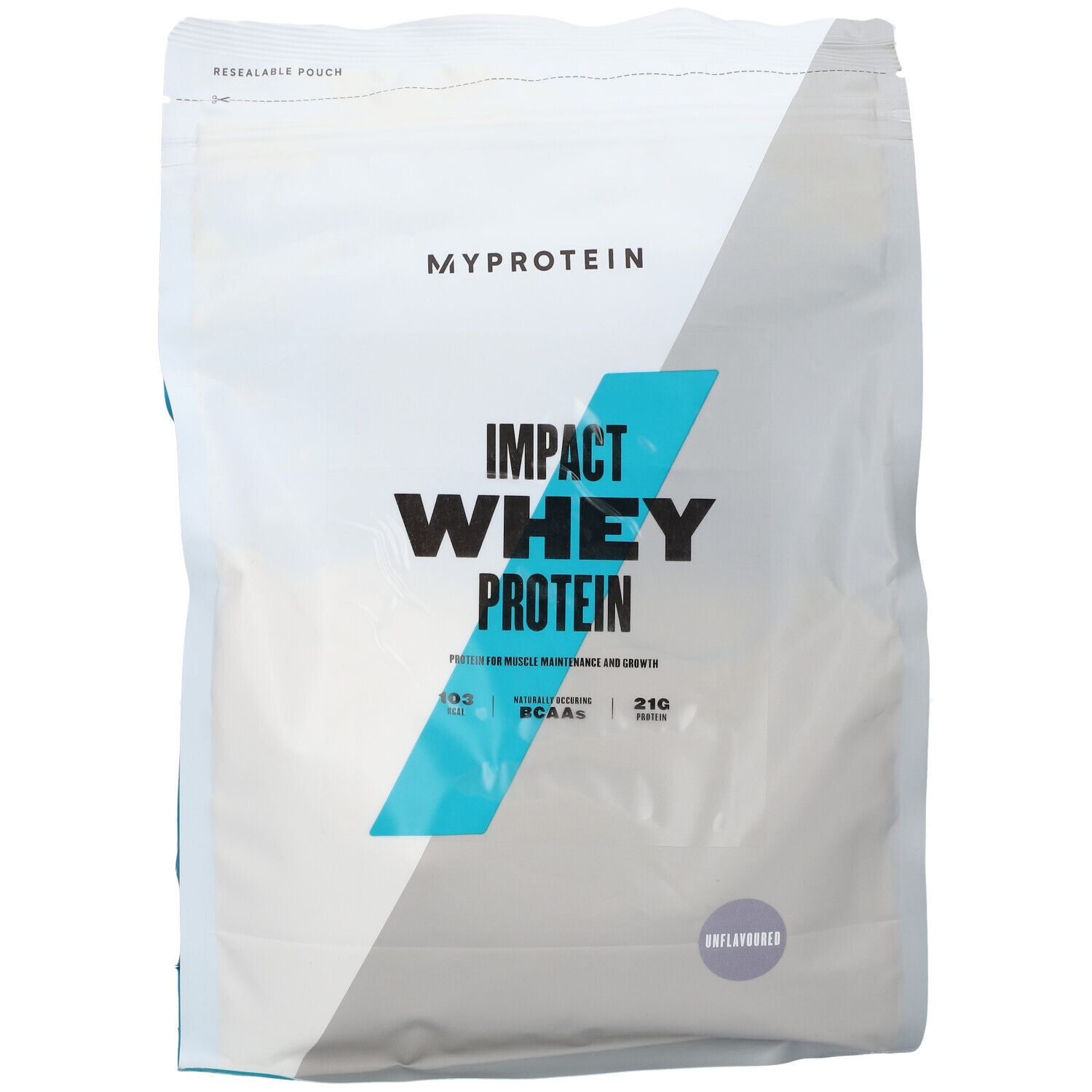 Myprotein Impact Whey Protein, unaromatisiert. Weißer Beutel mit blauem Design. Enthält 19g BCAAs und 21g Protein.
