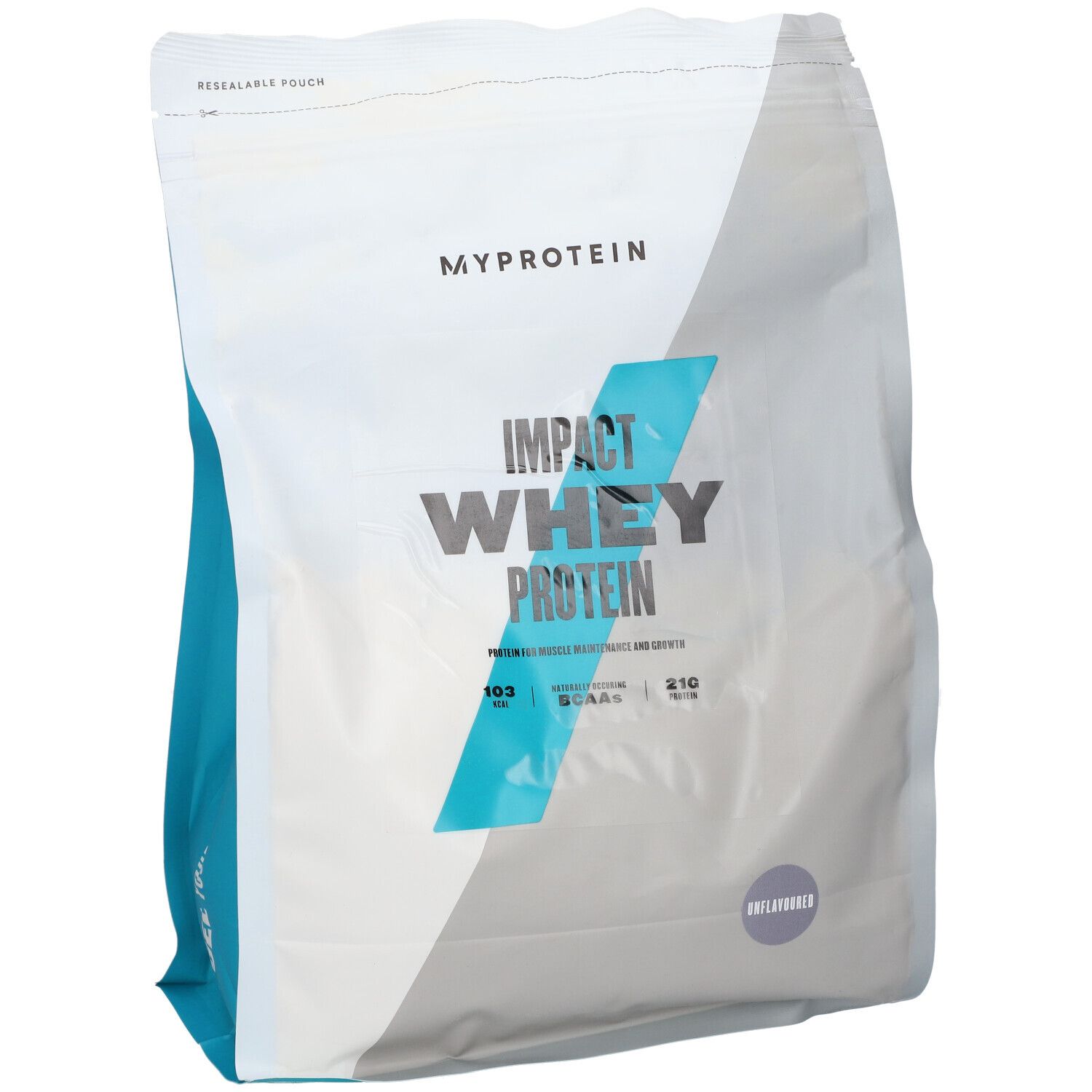 Myprotein Impact Whey Protein, unaromatisiert. Weißer Beutel mit blauem Design. Enthält 19g BCAAs und 21g Protein.