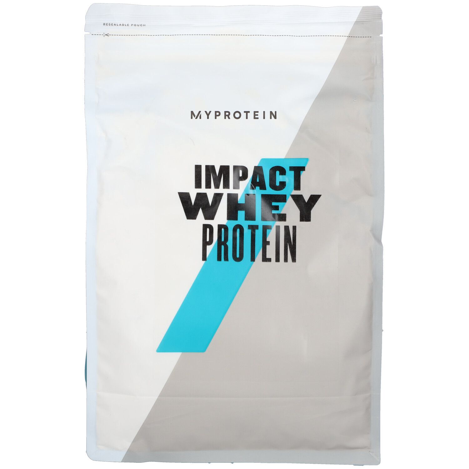 Beutel mit "Myprotein Impact Whey Protein"-Aufdruck. Weiß-graue Verpackung mit blauem Akzent. Reißverschluss oben.