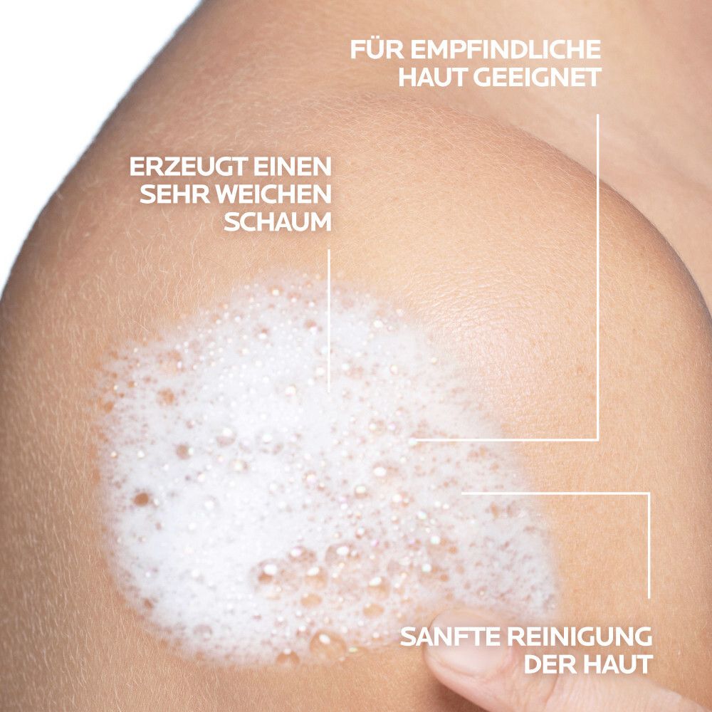 Schaum auf der Haut. Text: Für empfindliche Haut geeignet. Sanfte Reinigung der Haut. Erzeugt einen sehr weichen Schaum.