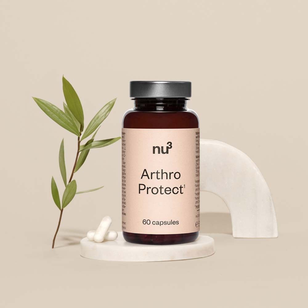Braune Flasche mit Etikett. Aufschrift: nu3 Arthro Protect, 60 Kapseln. Neben der Flasche: weiße Kapseln und ein weißes Objekt.