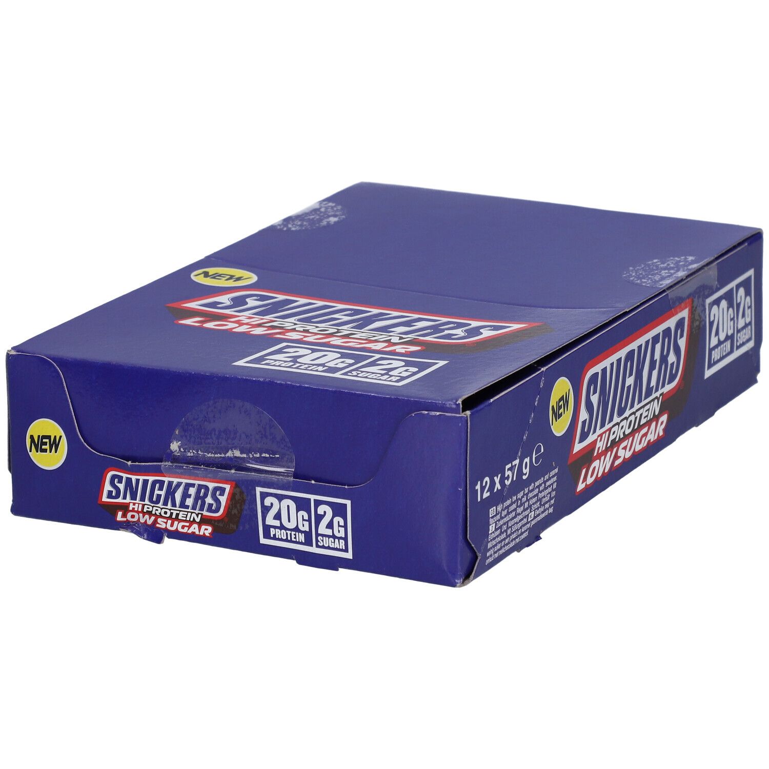 Blauer Karton mit SNICKERS HiProtein Low Sugar. Aufschrift: 20g Protein, 2g Zucker. 12 x 57g. Mit „NEW“ Aufkleber.