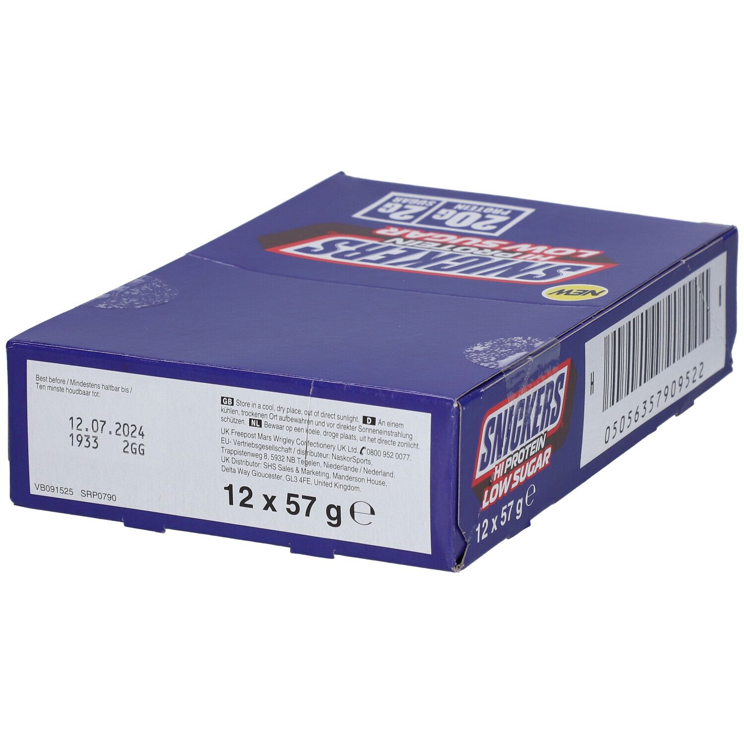 Blauer Karton mit SNICKERS HiProtein Low Sugar. Aufschrift: 20g Protein, 2g Zucker. 12 x 57g. Rückseite mit Text.