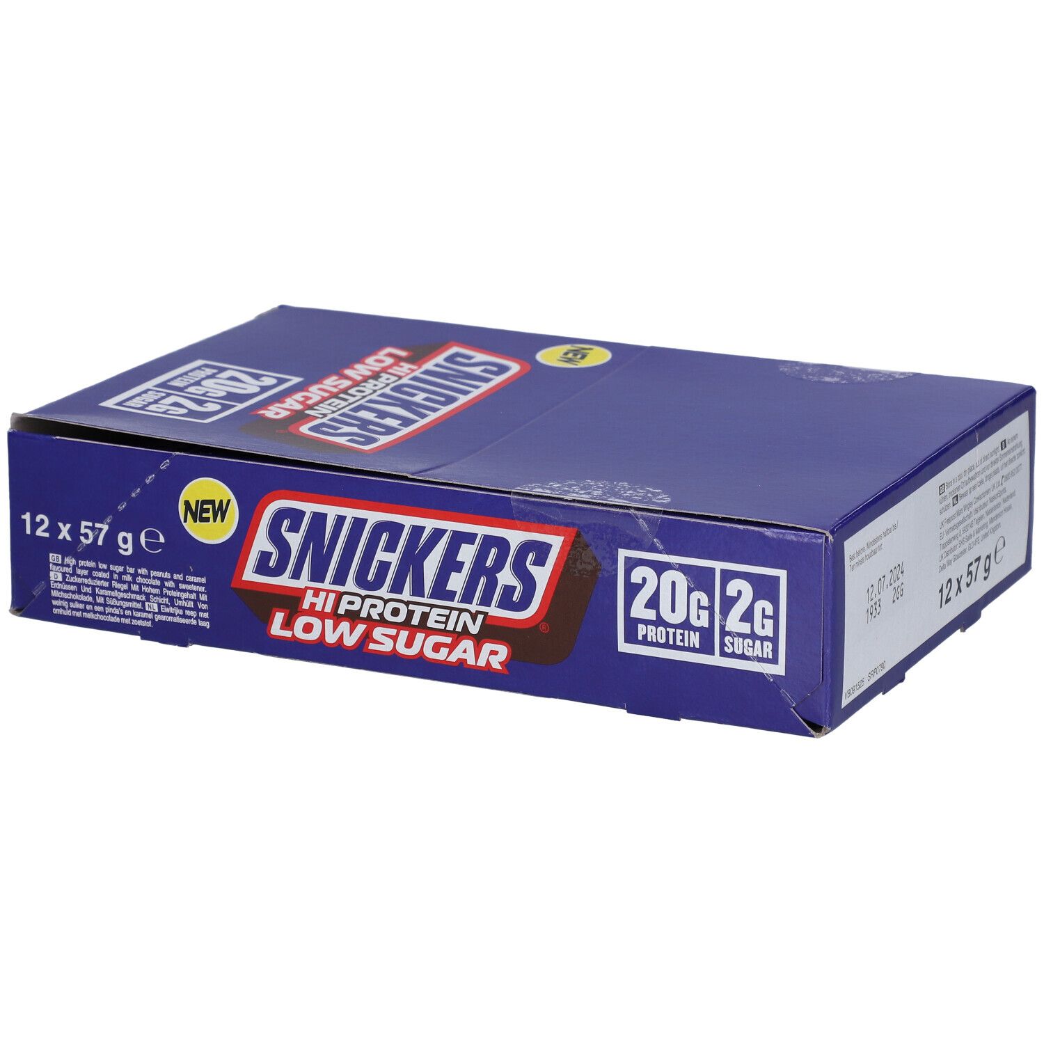 Blauer Karton mit SNICKERS HiProtein Low Sugar. Aufschrift: 20g Protein, 2g Zucker. 12 x 57g. Mit „NEW“ Aufkleber.